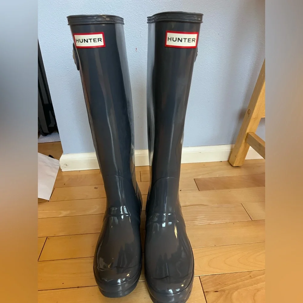 Tall hunter boots in gray size 8. - Picture 1 of 7